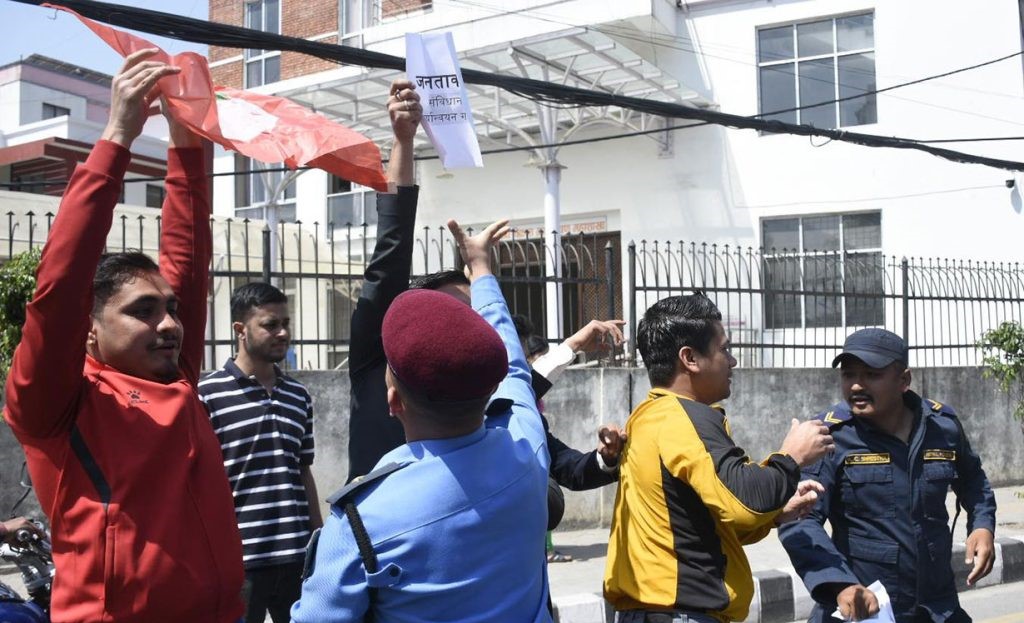 सिंहदरबार अगाडि नेविसंघको प्रदर्शन