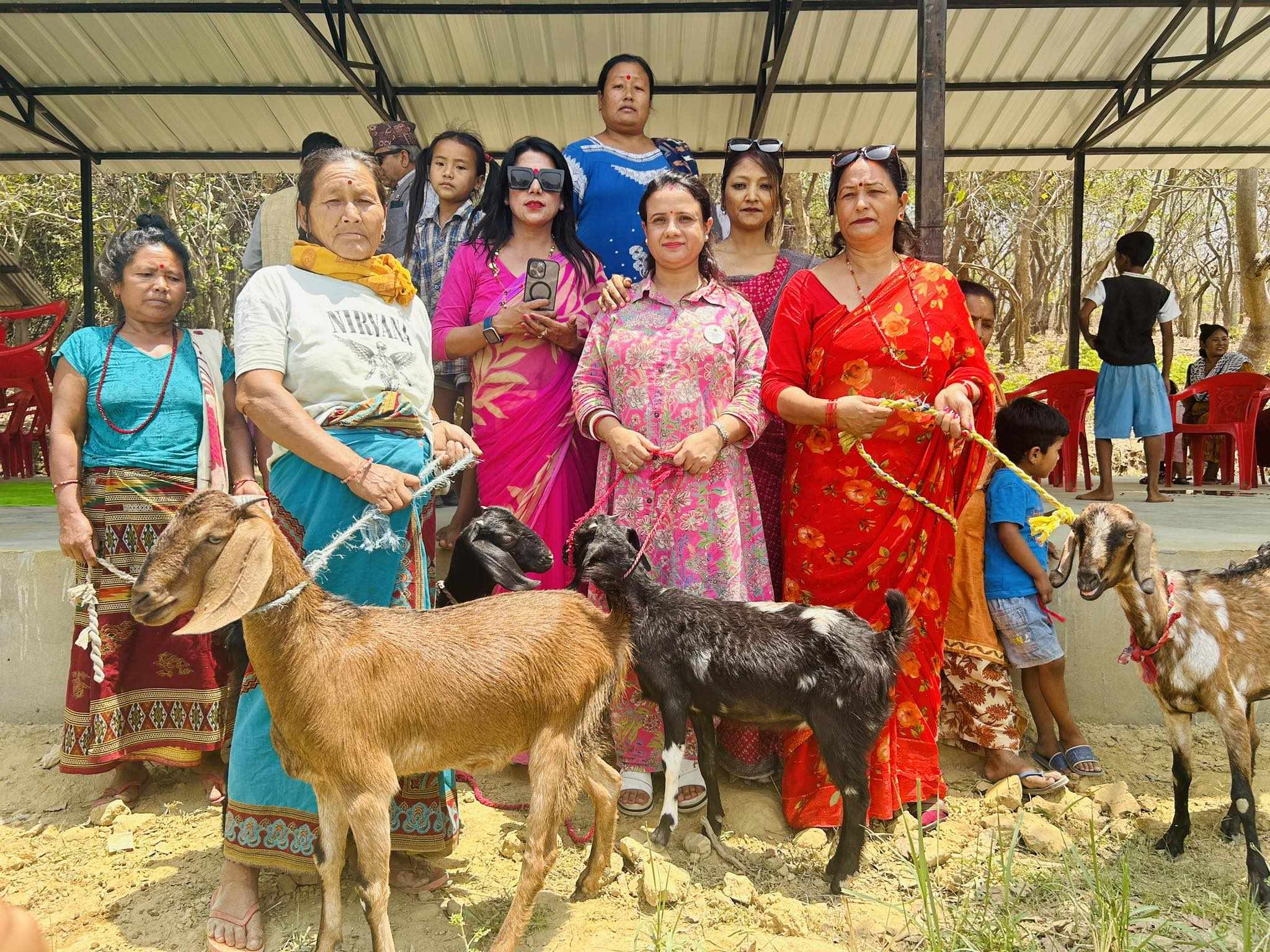 लाएन क्लब अफ भृकुटी टाउन मनकामनाद्वारा श्रमिक दिवसको अवसरमा बाख्रा बितरण