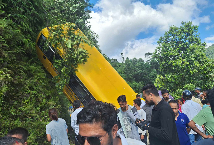 पोखरा स्कुल बस दुर्घटना अपडेट : आमा र छोराको मृत्यु, २८ जनाको&hellip;