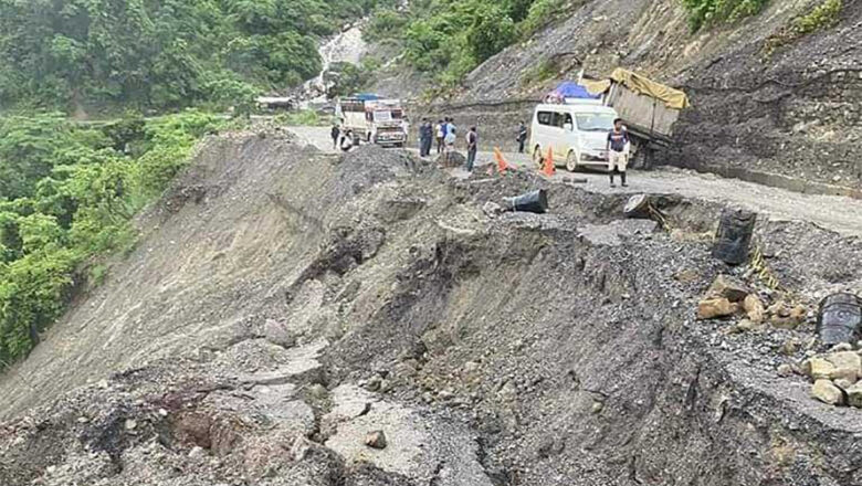 बुटवल-तानसेन सडकखण्ड हिउँदे खोला नजिकै सडक भासियो