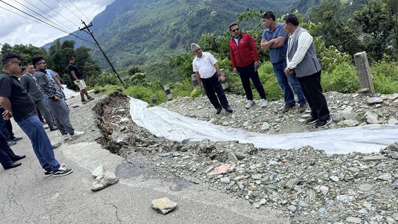 पर्वतमा सडक भासिएपछि सिंगो बस्ती जोखिममा