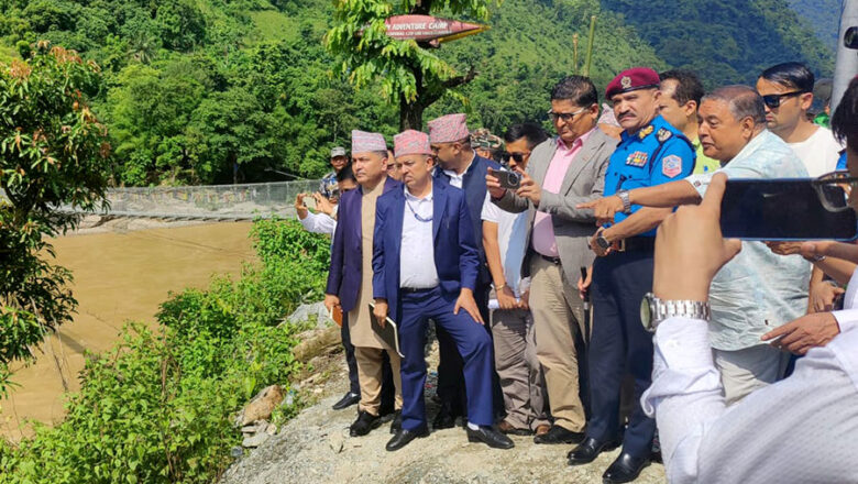 सिमलताल दुर्घटनास्थलमा गृह सचिवसहितको टोली