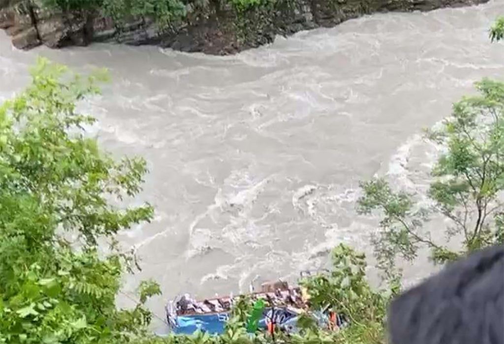 तनहुँ बस दुर्घटना : मेडिकल टिमसहित सेनाको हेलिकप्टर पुग्यो दुर्घटनास्थल