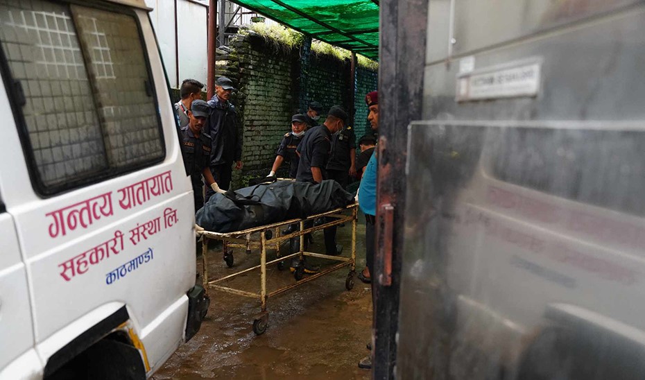 हेलिकप्टर दुर्घटनाका शवको पोस्टमार्टम गरिंदै