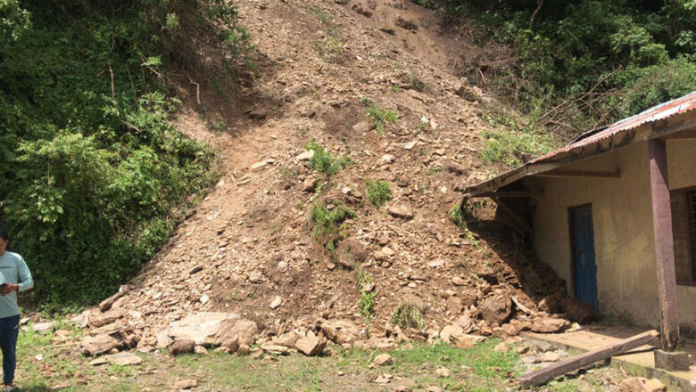 मकवानपुरमा पहिरो खसेर स्कुल भत्कायो