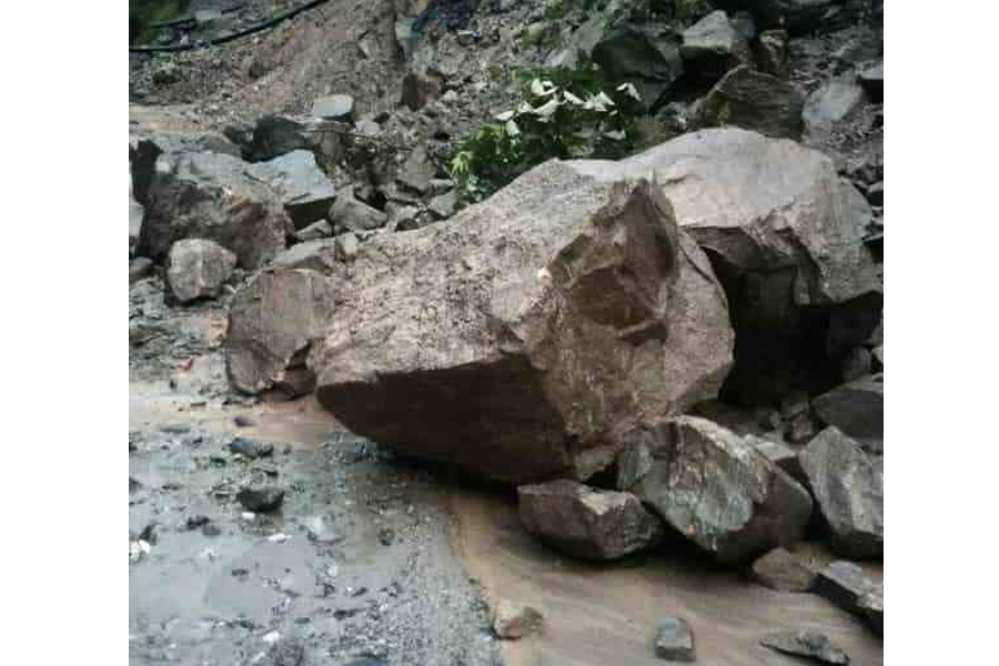 पहिरोले अवरुद्ध अरनिको राजमार्ग खुल्यो