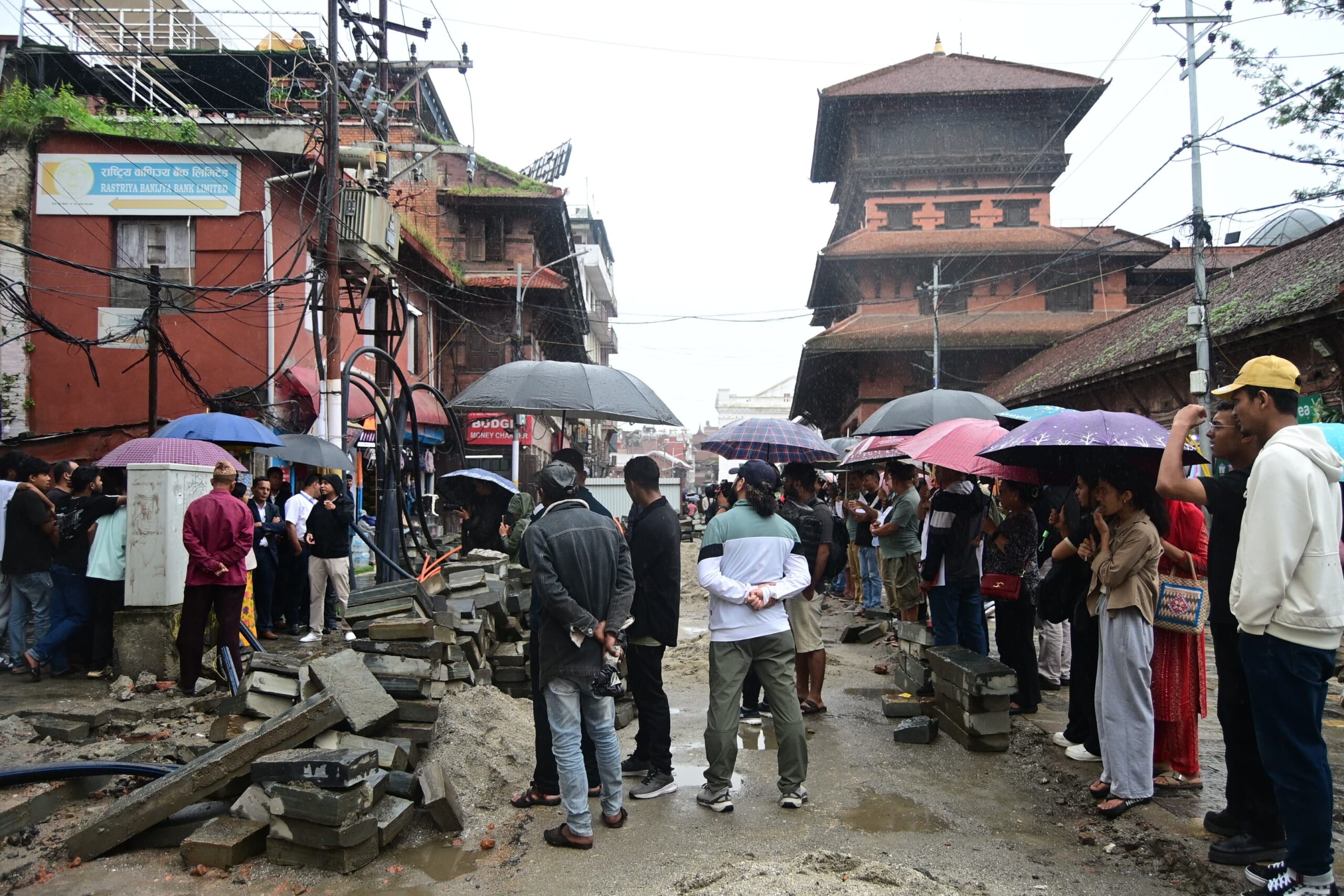 महानगरले कंक्रिट निकालेर फेरि हालेपछि विवाद बढ्यो