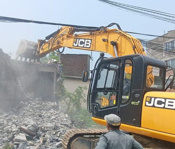 पोखराको फिर्केखोलाका संरचना हटाउन चल्यो डोजर