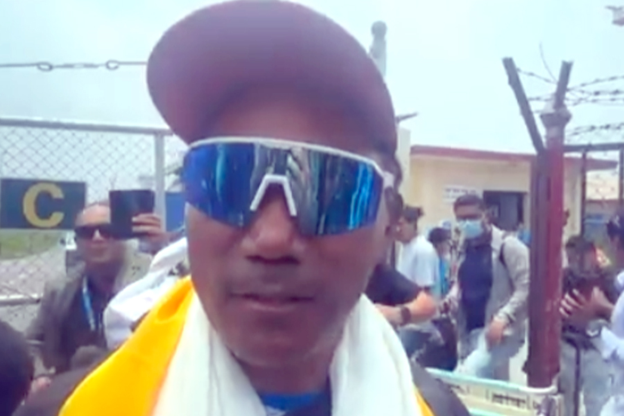 ३२ पटक सगरमाथा चढेर काठमाडौं फर्किए कामिरिता, भन्छन्– विदेशीलाई नेपाल चिनाउने मेरो उद्देश्य