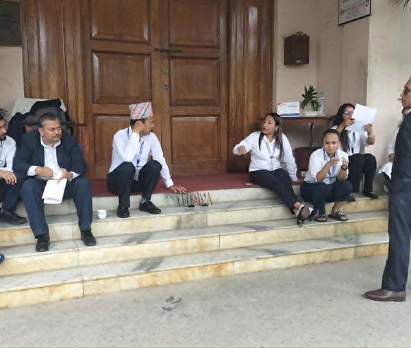मुख्य अधिकृतलाई कार्यकक्षमा थुनेर आन्दोलनमा प्रेस काउन्सिलका कर्मचारी