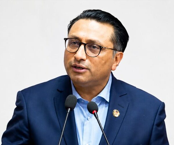 २०१३ सालदेखिका अर्थसम्बन्धी ऐनहरू एकैसाथ संशोधन गर्दै अर्थमन्त्री डा. वाग्ले