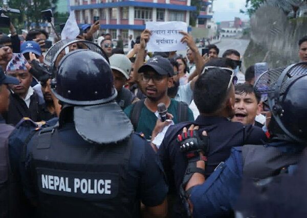 माइतीघरबाट वीर अस्पतालतर्फ जान खोज्ने युवाहरूलाई प्रहरीले भद्रकालीमा रोक्यो