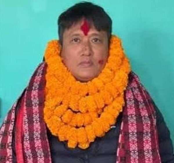 स्रोत नखुलेको साढे ६ लाखसहित उपसचिव&hellip;