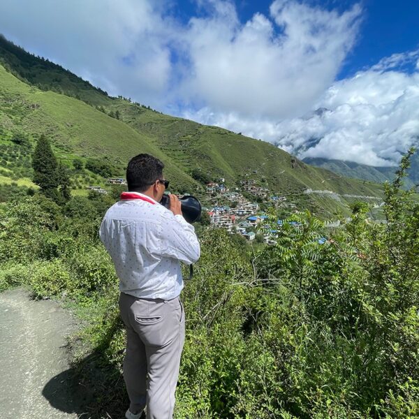 डोल्पाका किसानलाई कृषि कार्यक्रमबारे सूचना दिन घरदैलोमै कर्मचारी
