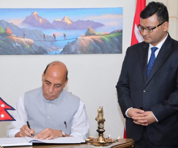 नेपाली दूतावास पुगेर भारतका रक्षामन्त्रीले भने- सुख दुःखको साथी हौं, उद्धारमा सघाउँछौं